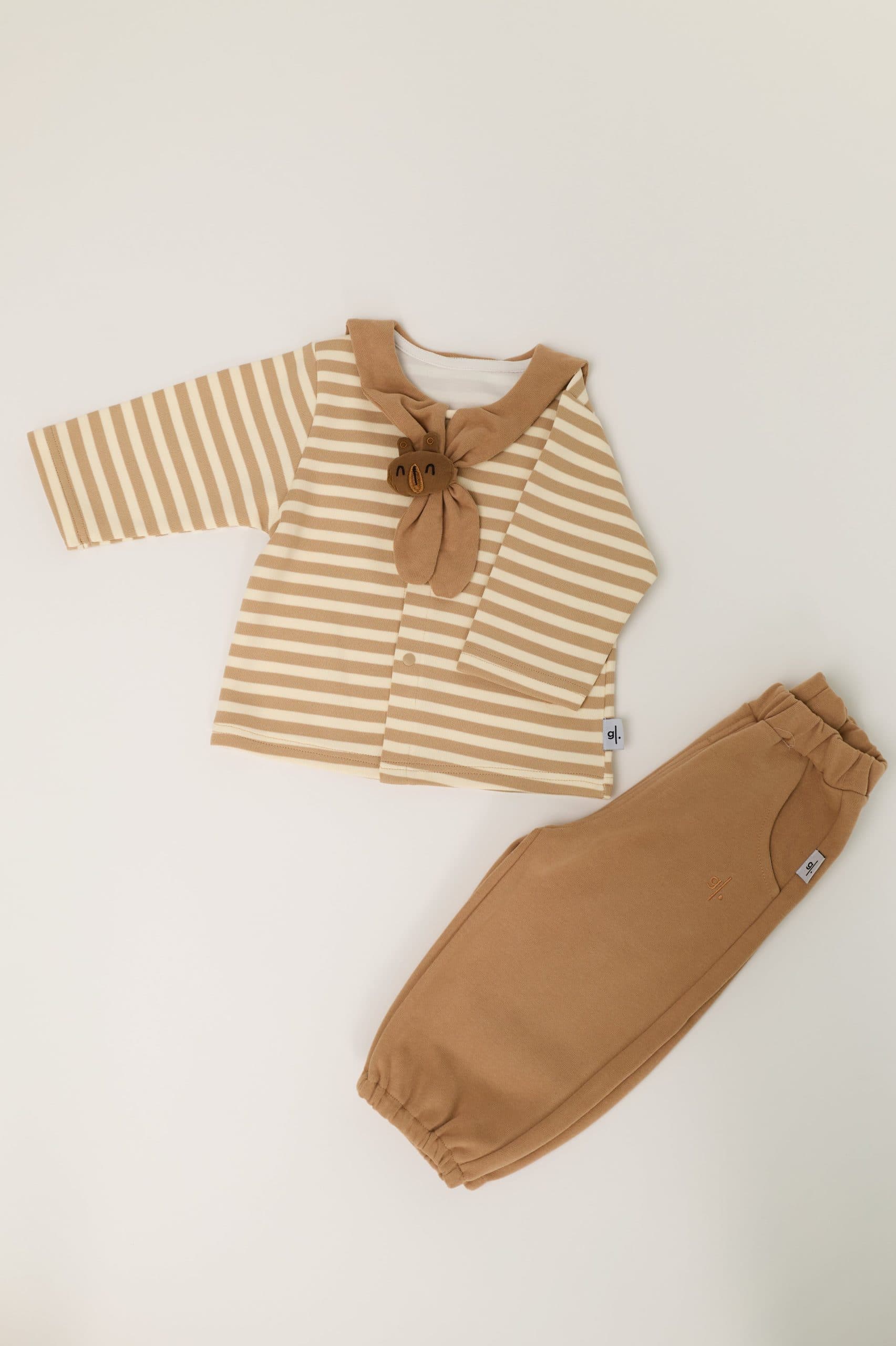 Kids’ plush bear scarf top & jogger set